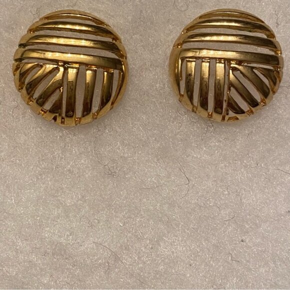 TAT EARRINGS VINTAGE GOLD TONE OPEN WORK ROUND STUD PIERCED CIRCLE SIGNED - Picture 3 of 8